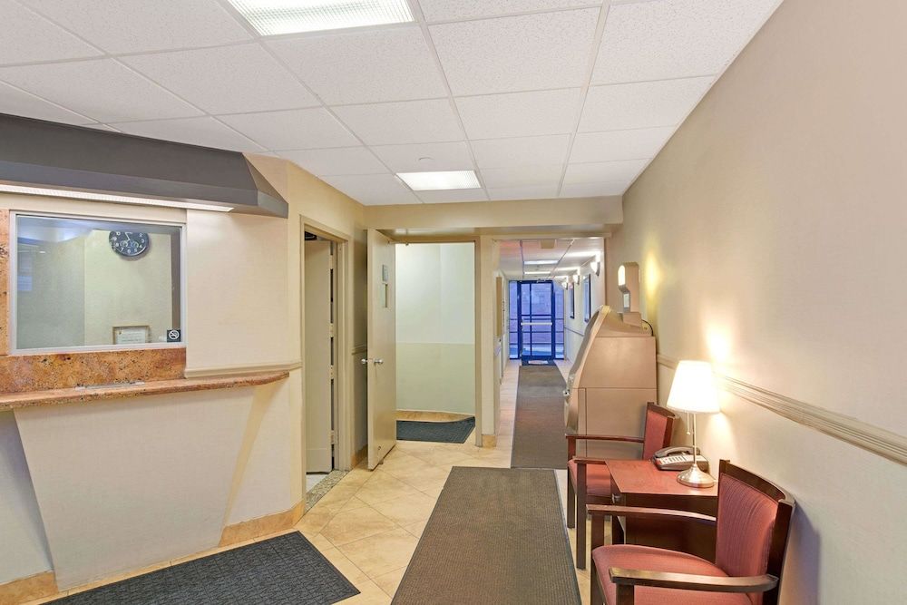 Super 8 by Wyndham Long Island City LGA Hotel 2