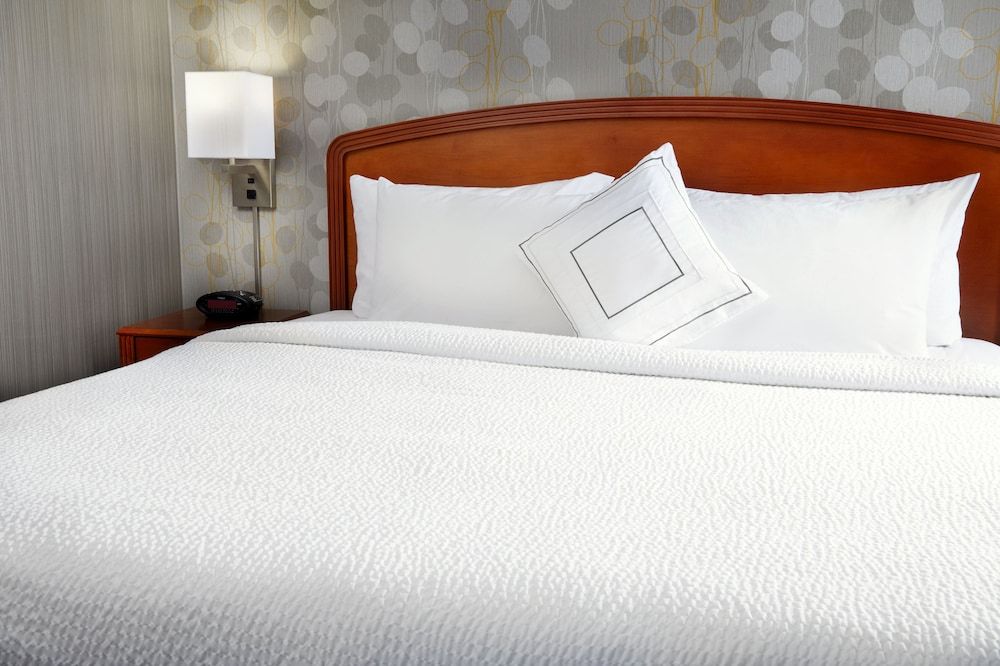 Courtyard by Marriott Edison Woodbridge 3