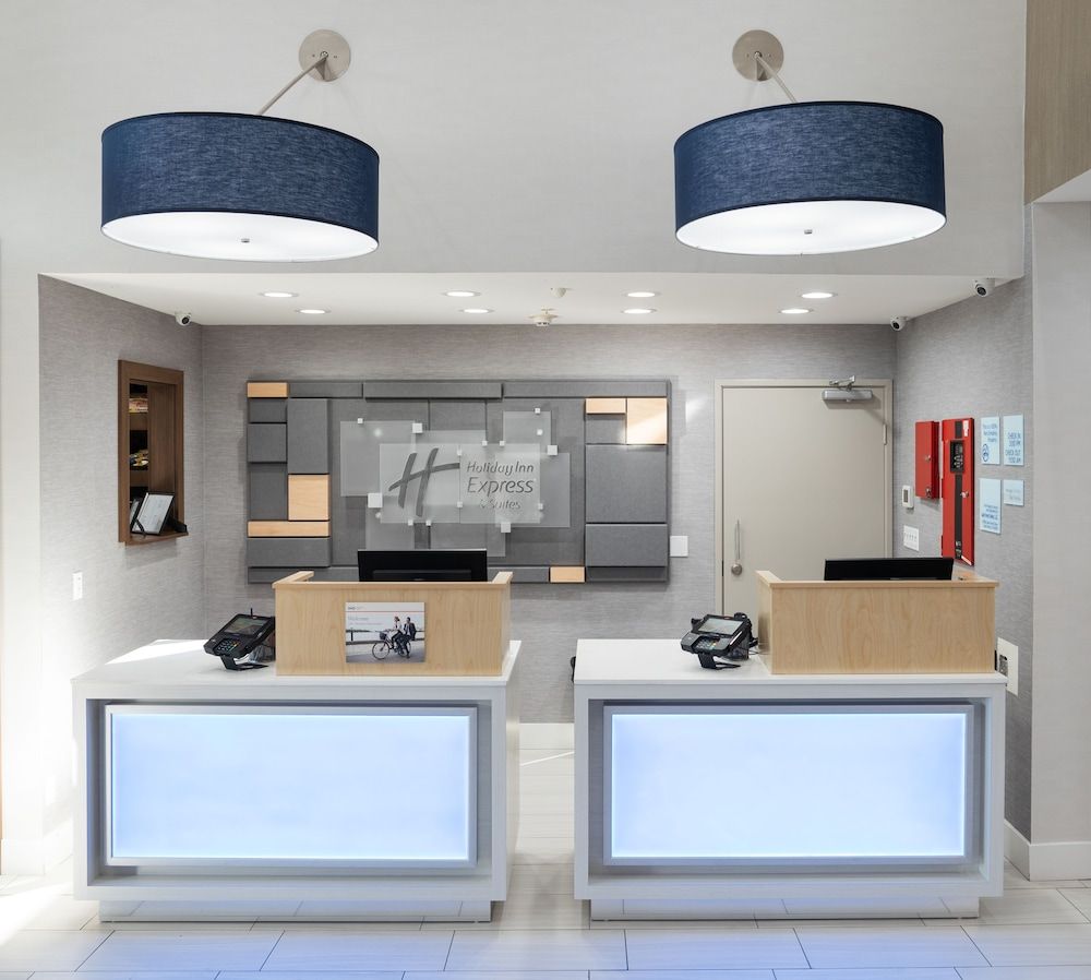 Holiday Inn Express & Suites Lake Forest 2