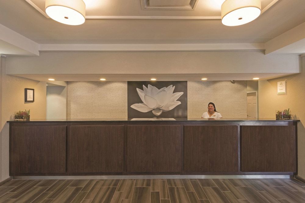 La Quinta Inn & Suites by Wyndham San Antonio Airport 3
