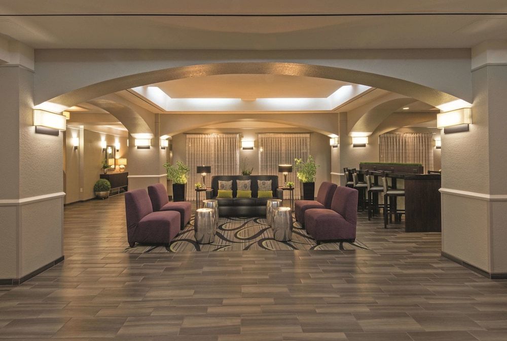 La Quinta Inn & Suites by Wyndham San Antonio Airport 2