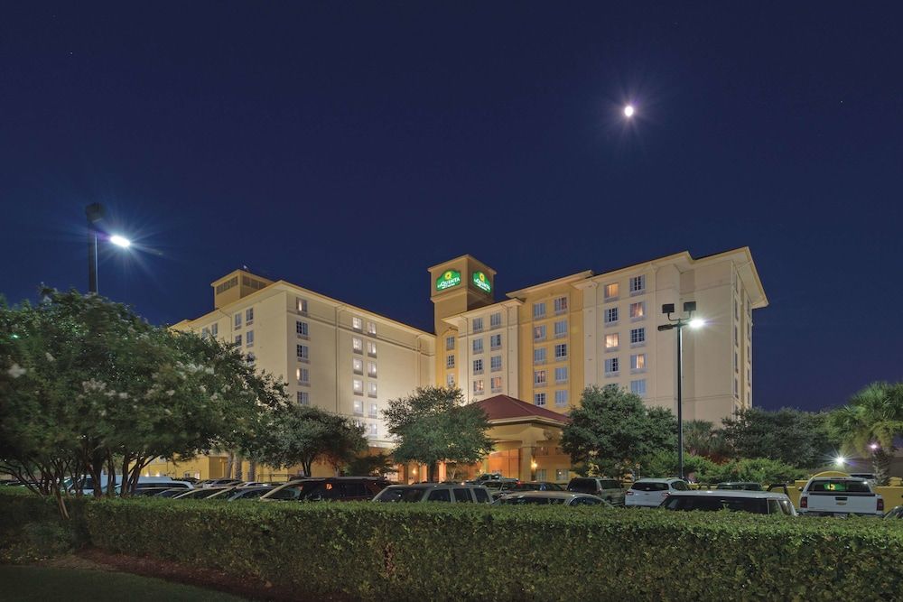 La Quinta Inn & Suites by Wyndham San Antonio Airport 1