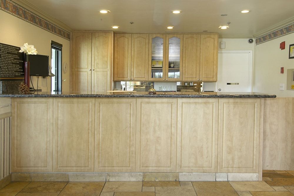 Super 8 by Wyndham Indio 2