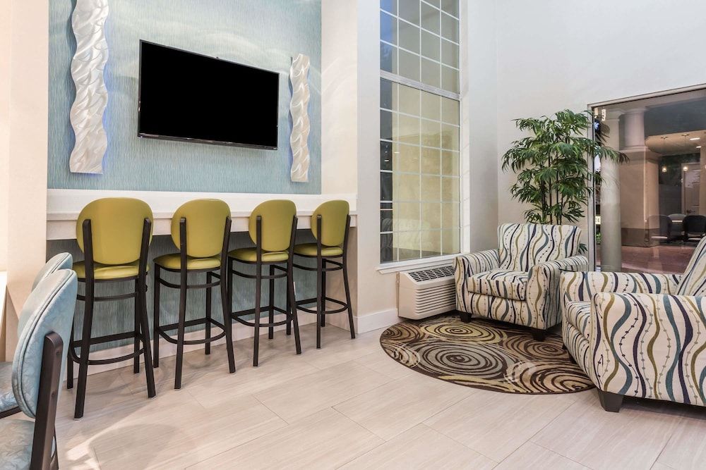 Super 8 by Wyndham Mountain View 3