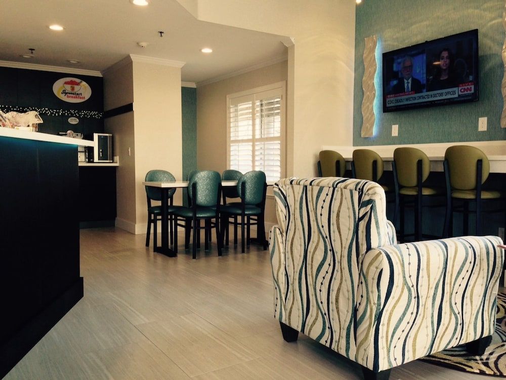 Super 8 by Wyndham Mountain View 2