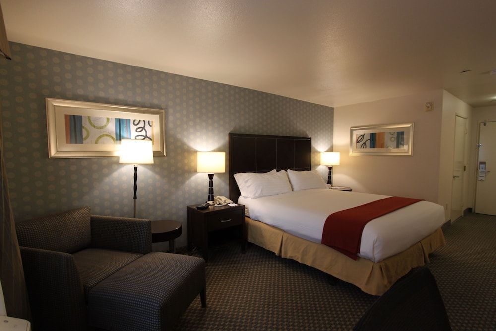 Holiday Inn Express & Suites Hermosa Beach 3