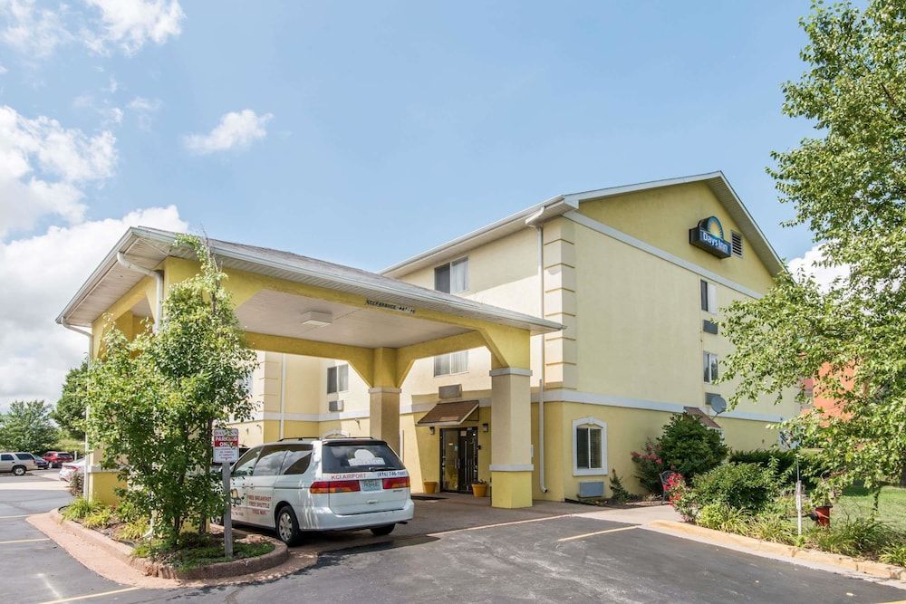 Days Inn by Wyndham Kansas City International Airport 1