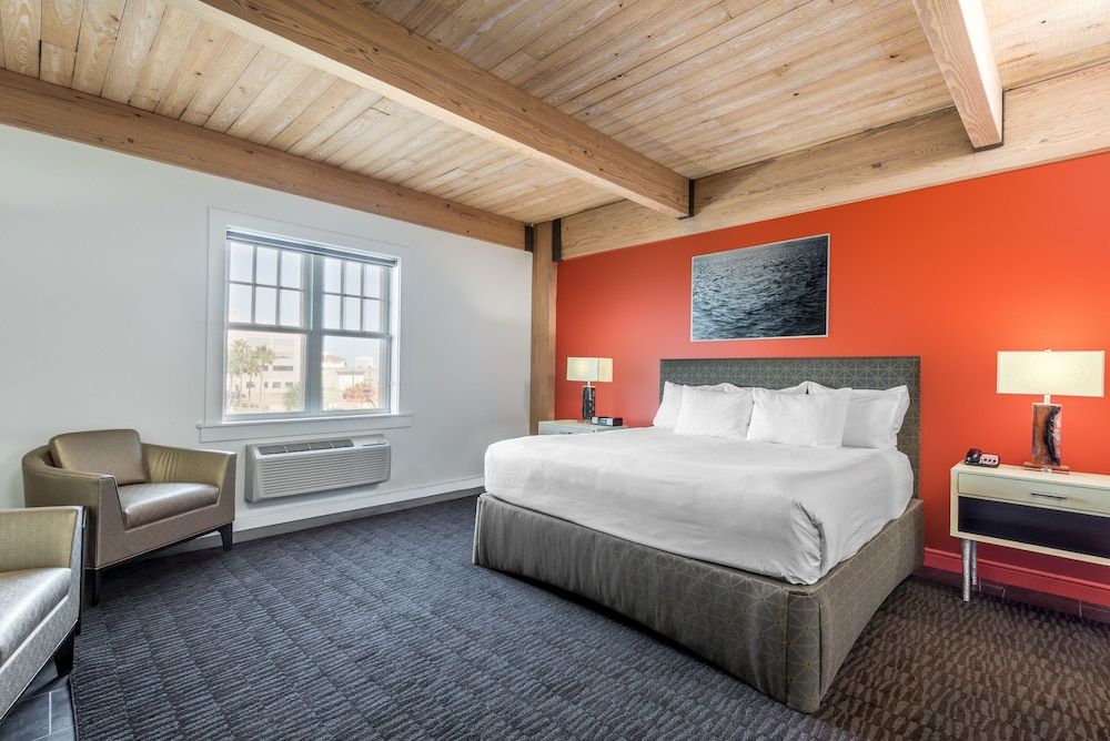 Harbor House at Pier 21 3