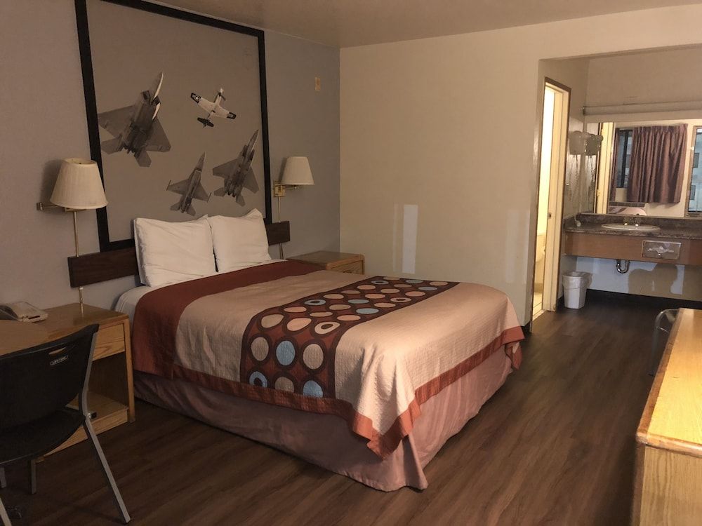 Super 8 by Wyndham Phoenix Metro North 3
