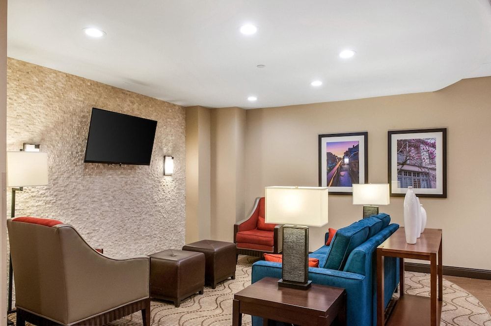 Comfort Inn & Suites At Copeland Tower 3