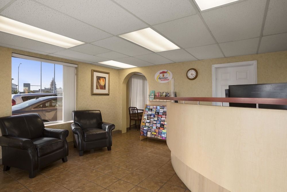Super 8 by Wyndham Austin Downtown/Capitol Area 2