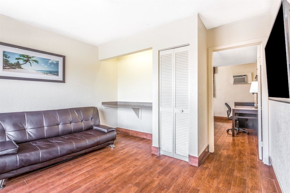 Econo Lodge Inn & Suites 3