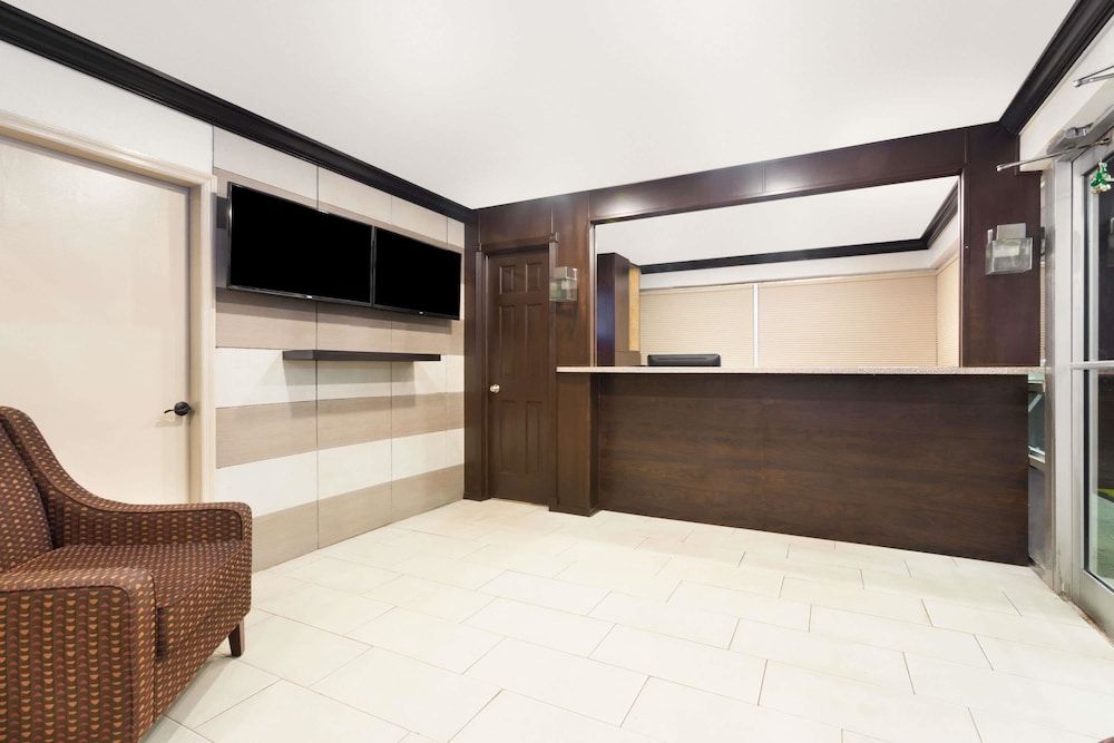 Econo Lodge Inn & Suites 2