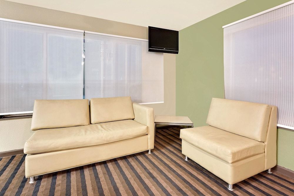 Super 8 by Wyndham Denver Central 3