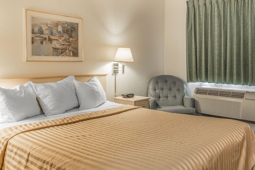 Country Inn & Suites by Radisson, Monterey Beachfront-Marina, CA 3