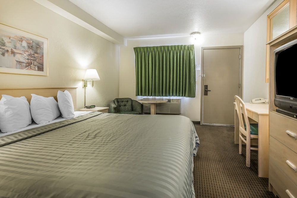 Country Inn & Suites by Radisson, Monterey Beachfront-Marina, CA 2
