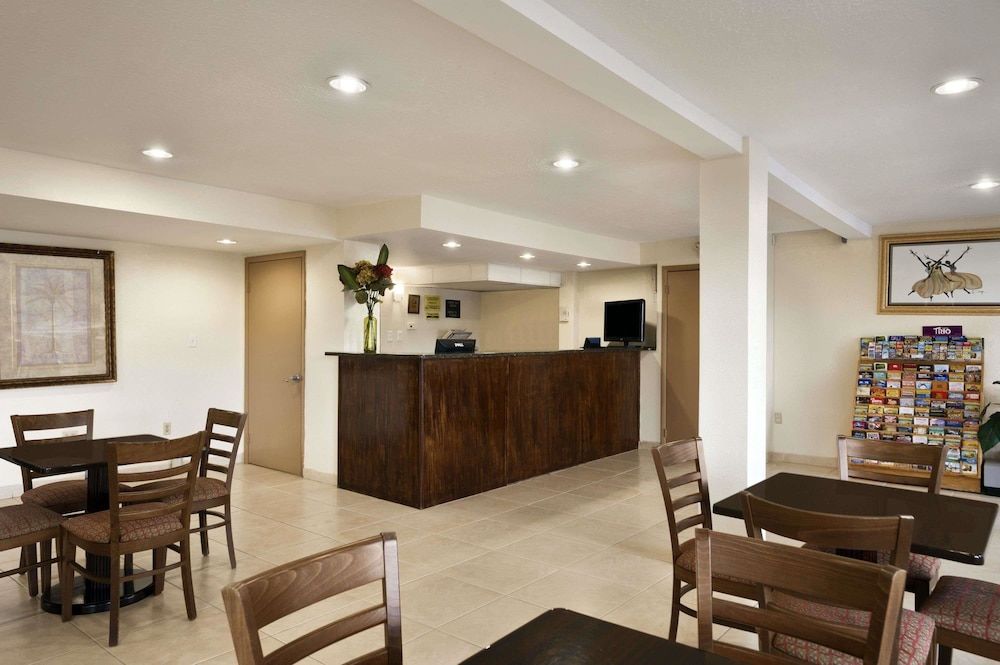 Super 8 by Wyndham Clearwater/US Hwy 19 N 2