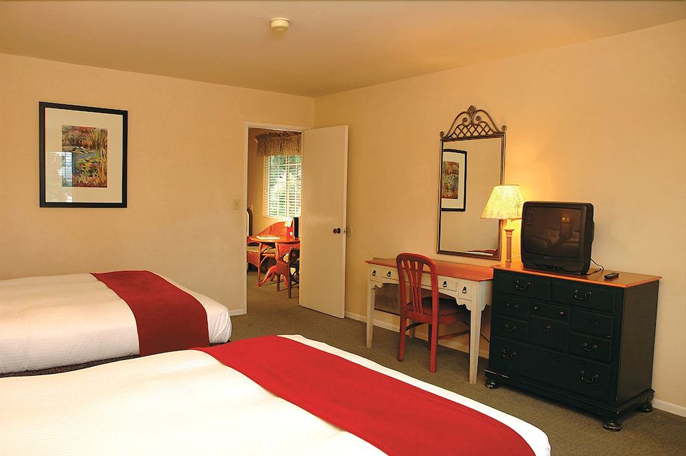 Cambria Pines Lodge 3