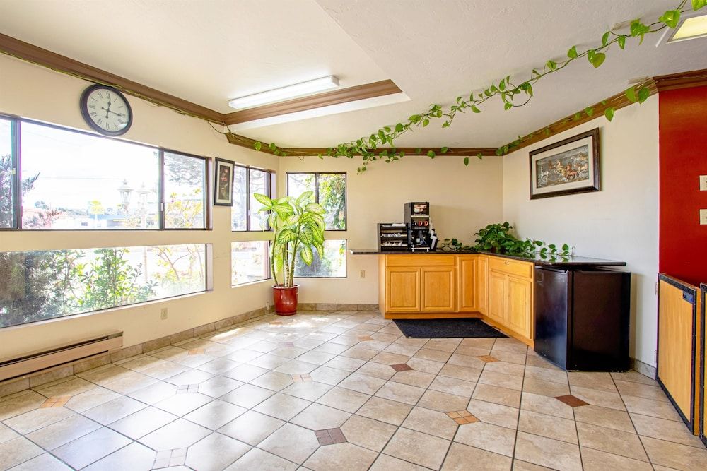 Red Roof Inn & Suites Monterey 2