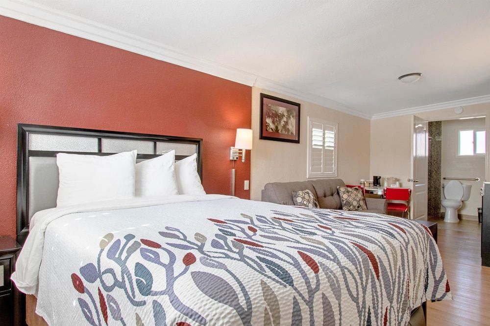 Red Roof Inn & Suites Monterey 2 estrelas em Monterey