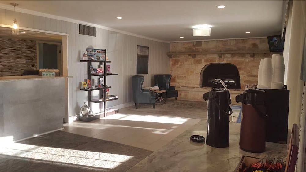 Sunday House Inn and Suites 2