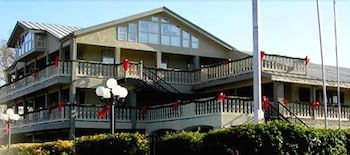 Sunday House Inn and Suites