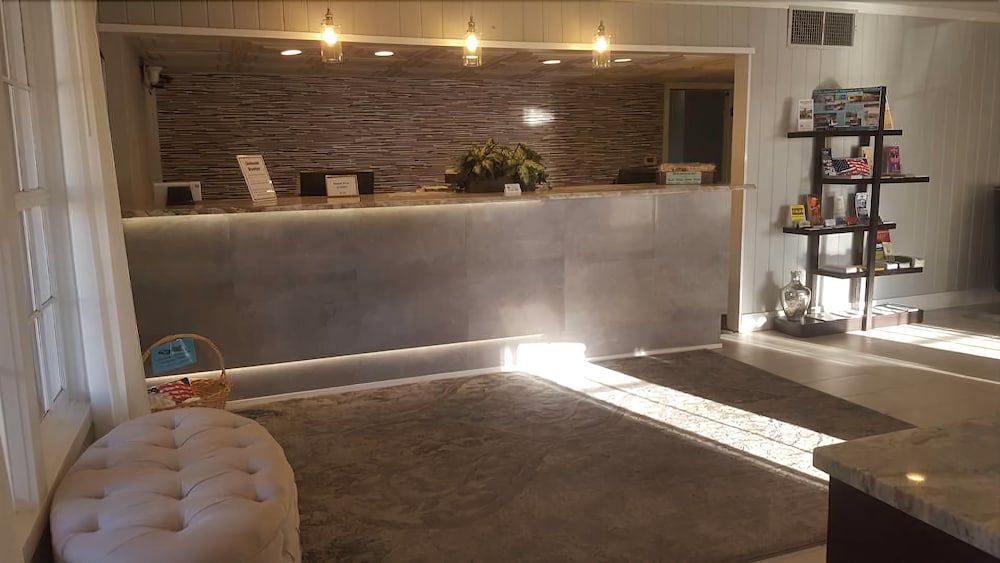 Sunday House Inn and Suites 3