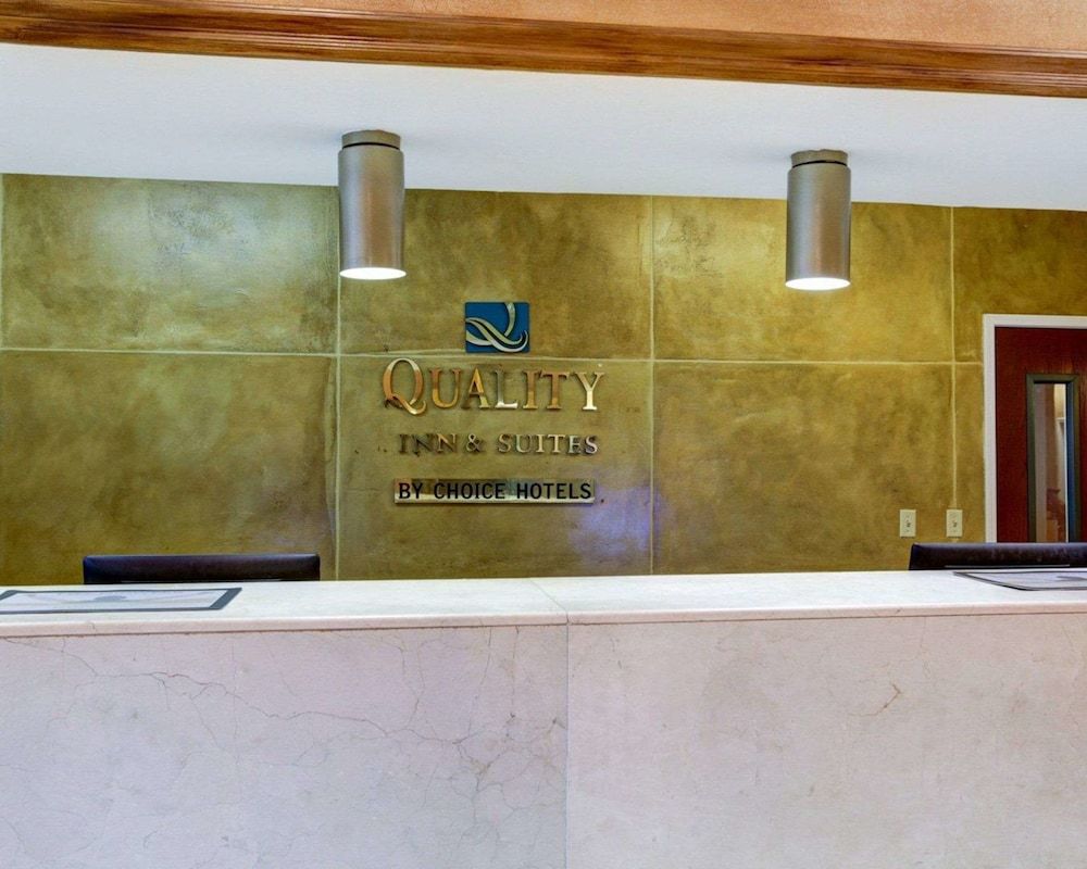 Quality Inn & Suites Airport 3 Quality Inn & Suites Airport 3