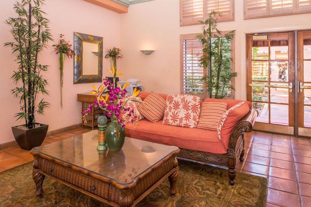 La Fuente Inn & Suites 3