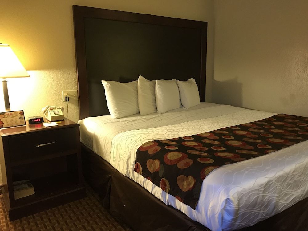 Days Inn by Wyndham Bloomington West 3