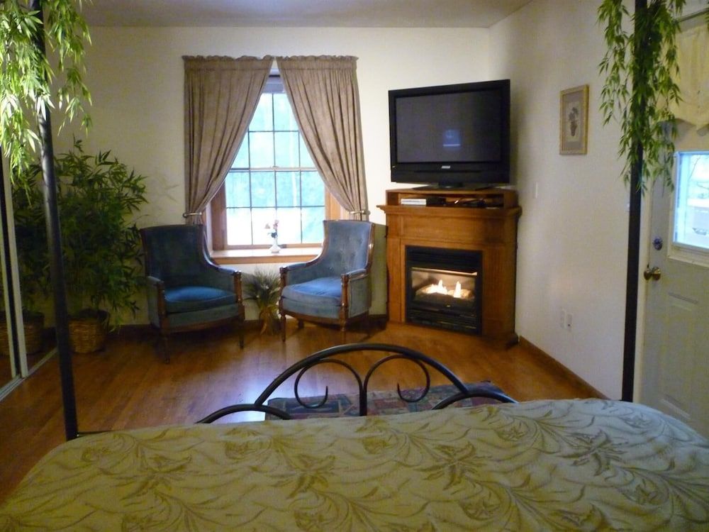 7 Gables Inn & Suites 3