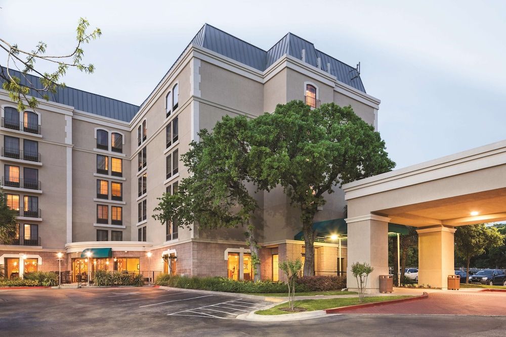 DoubleTree by Hilton Austin - University Area 1