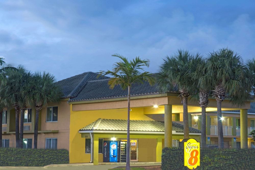 Super 8 by Wyndham Dania/Fort Lauderdale Arpt 2 estrellas en Dania Beach