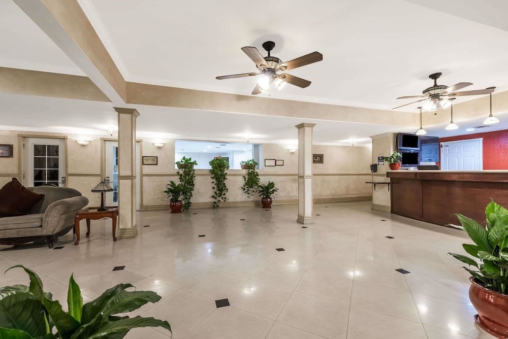 Ramada by Wyndham San Diego Airport 2