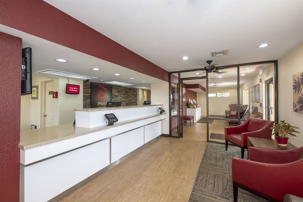 Red Roof PLUS+ & Suites Naples Downtown 5th Ave S 3