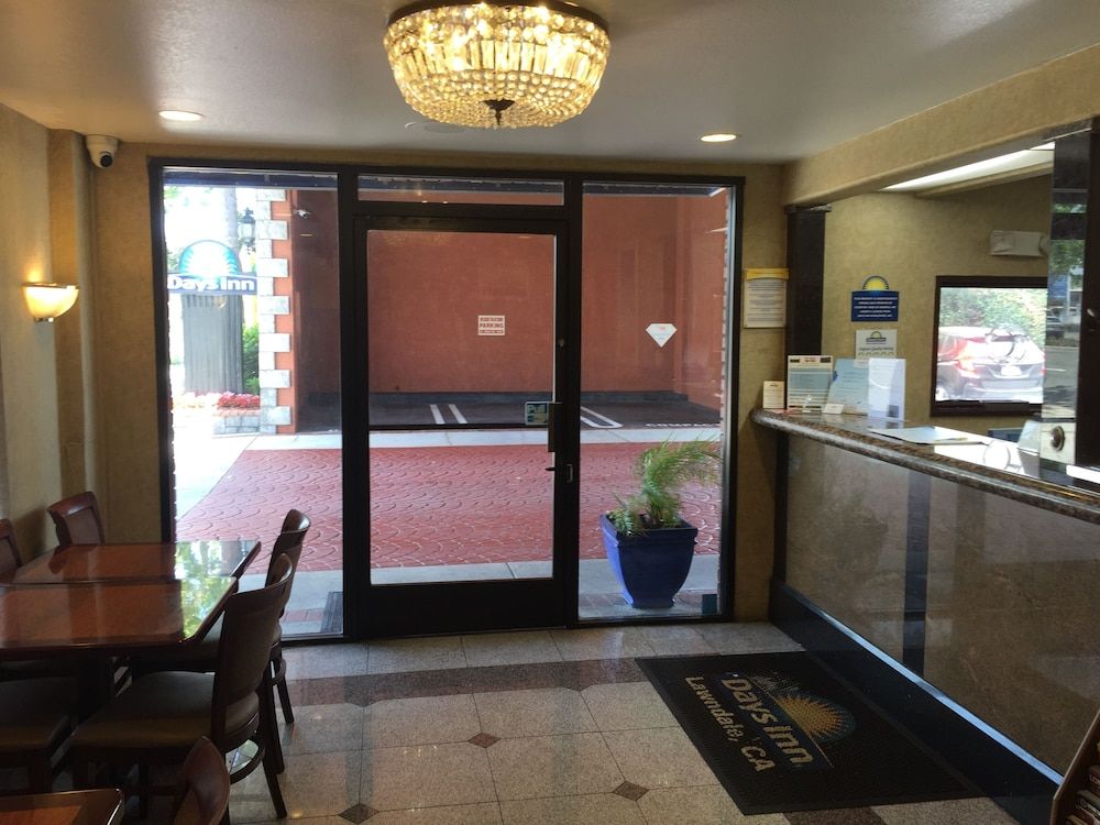 Days Inn by Wyndham Los Angeles LAX Manhattan Beac 2