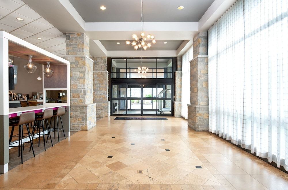 Crowne Plaza Milwaukee Airport 2