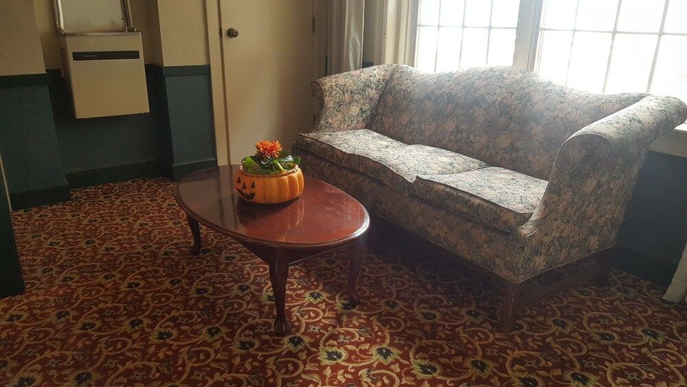 Senate Luxury Suites 3