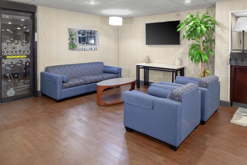 Hampton Inn Newark Airport 2