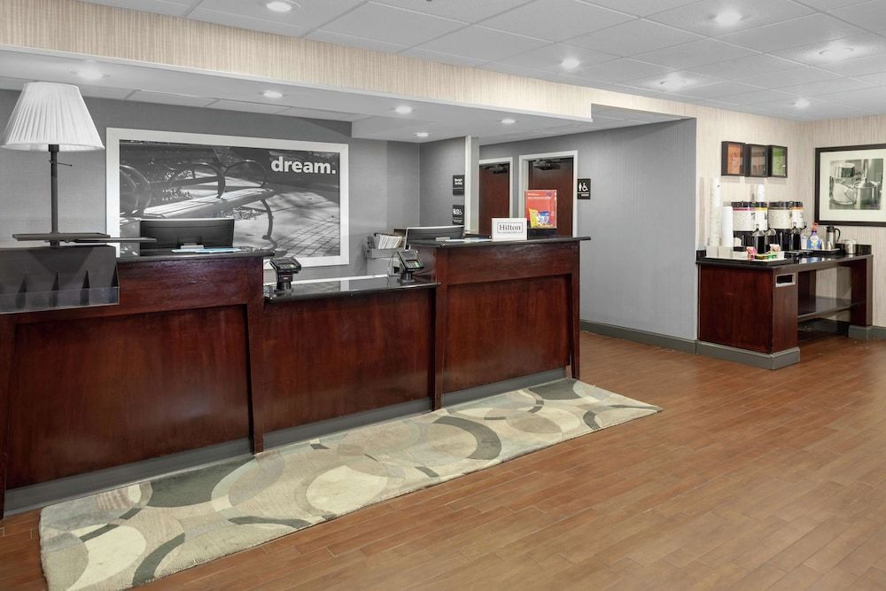 Hampton Inn Newark Airport 3