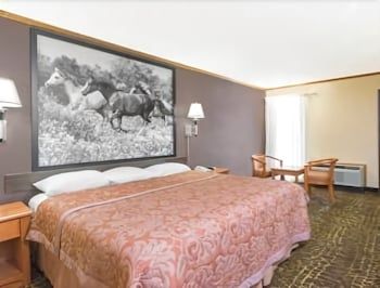 Super 8 by Wyndham Kansas City Airport 3