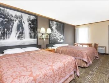 Super 8 by Wyndham Kansas City Airport 2