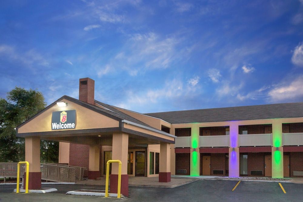 Super 8 by Wyndham Kansas City Airport 1