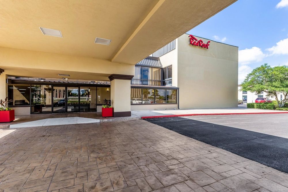 Red Roof Inn PLUS+ & Suites Houston – IAH Airport SW 1