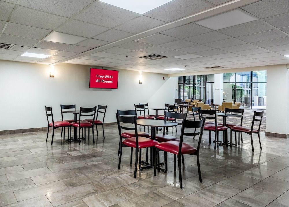 Red Roof Inn PLUS+ & Suites Houston – IAH Airport SW 2