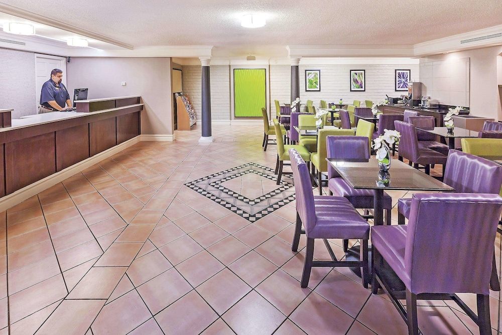 La Quinta Inn by Wyndham San Antonio I-35 N at Toepperwein 3