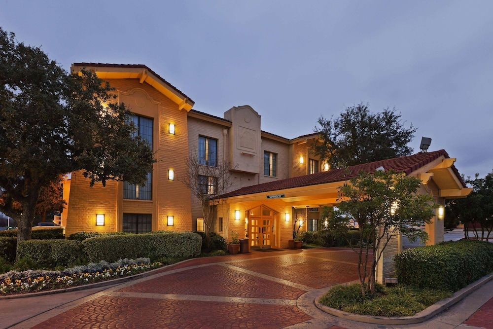 La Quinta Inn by Wyndham San Antonio I-35 N at Toepperwein 1