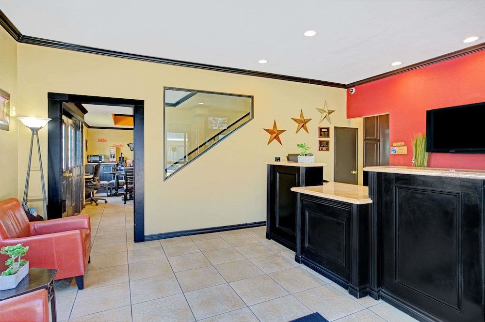 Travelodge by Wyndham LAX South 3