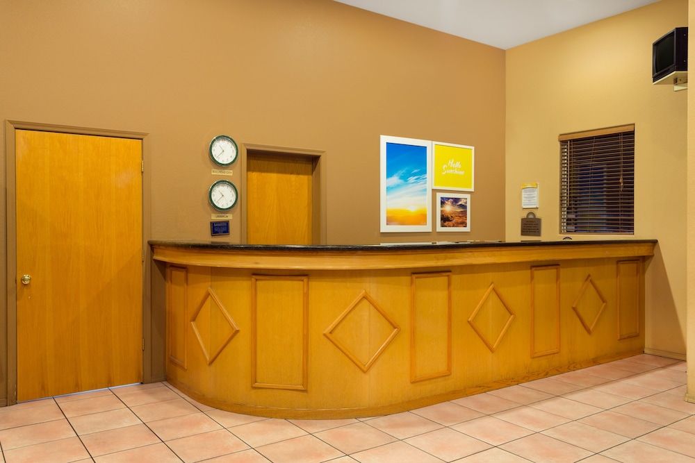 Days Inn by Wyndham Bullhead City 2