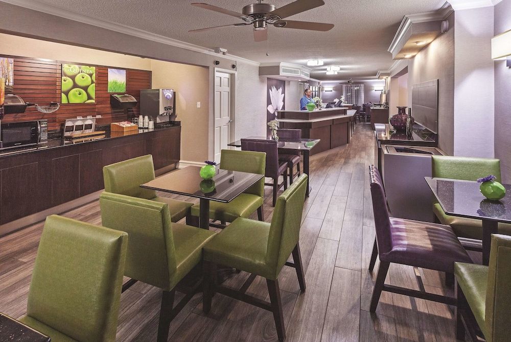 La Quinta Inn by Wyndham Laredo I-35 3